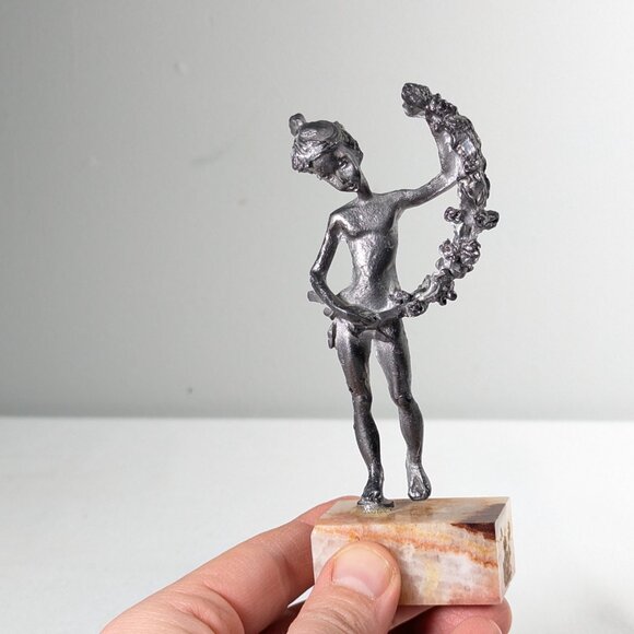 Pewter art figurine of a girl holding a wreath - Picture 8 of 8
